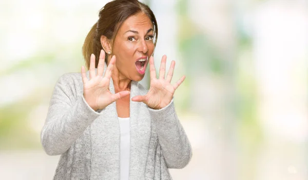 Schöne Erwachsene Frau Mittleren Alters Winterpullover Über Isoliertem Hintergrund Ängstlich — Stockfoto