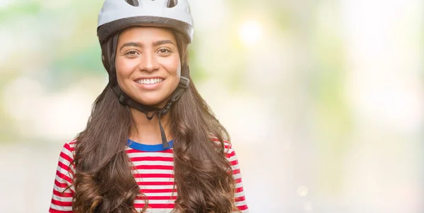 年轻的阿拉伯骑自行车女子戴着安全头盔 在与世隔绝的背景下 脸上带着愉快和凉爽的笑容 幸运的人 — 图库照片