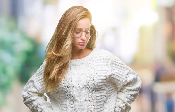 Jonge Mooie Blonde Vrouw Winter Trui Zonnebril Dragen Geïsoleerde Achtergrond — Stockfoto