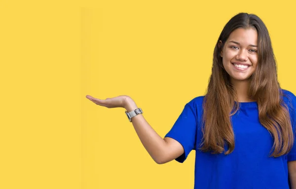 Jovem Bela Mulher Morena Vestindo Camiseta Azul Sobre Fundo Isolado — Fotografia de Stock