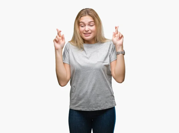 Mujer Caucásica Joven Sobre Fondo Aislado Sonriendo Cruzando Los Dedos —  Fotos de Stock