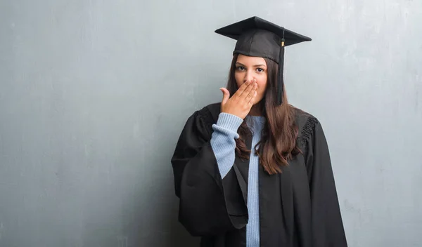 間違い 沈黙の中 秘密の概念で怖いの表現のための恥とショックを受けた大学院の均一なカバーの手で口を身に着けているグランジ灰色の壁を越えて若いブルネットの女性 — ストック写真