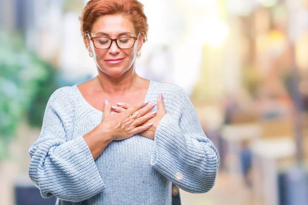 Atractiva Mujer Pelirroja Caucásica Mayor Con Gafas Sobre Fondo Aislado — Foto de Stock