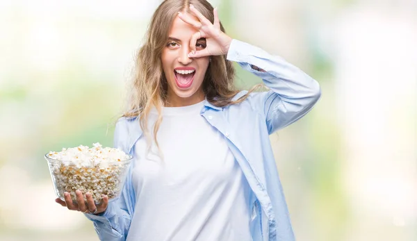 Vakker Ung Blondine Som Spiser Popkorn Isolert Bakgrunn Med Smilende – stockfoto