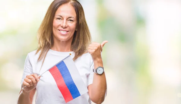 Medelåldern Spansktalande Kvinna Anläggning Flagga Ryssland Över Isolerade Bakgrund Nöjd — Stockfoto