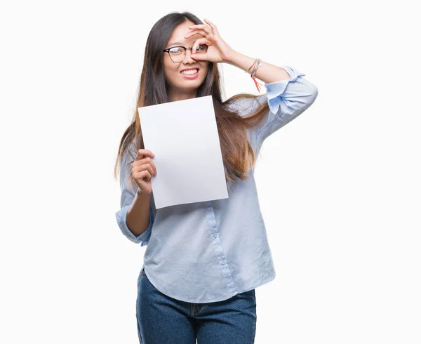 Młoda Kobieta Azjatyckich Trzymając Papier Blank Białym Tle Szczęśliwy Twarz — Zdjęcie stockowe