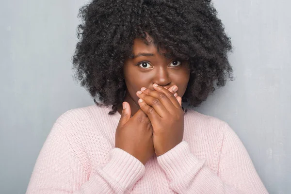 Joven Afroamericano Más Tamaño Mujer Sobre Gris Grunge Pared Usando — Foto de Stock