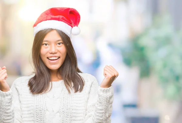 Jovem Mulher Asiática Vestindo Chapéu Natal Sobre Fundo Isolado Celebrando — Fotografia de Stock