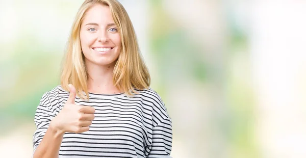 Mooie Jonge Vrouw Strepen Trui Dragen Geïsoleerde Achtergrond Gelukkig Duimschroef — Stockfoto