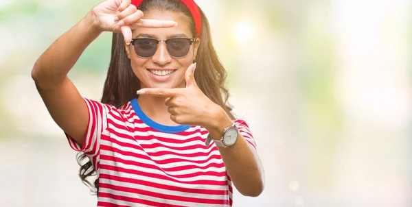 Young Beautiful Arab Woman Wearing Sunglasses Isolated Background Smiling Making — Stock Photo, Image