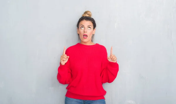 Joven Mujer Adulta Sobre Pared Grunge Gris Vistiendo Traje Invierno — Foto de Stock