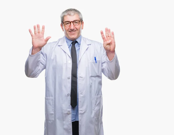 Yakışıklı Kıdemli Doktor Gösterilen Parmakları Ile Işaret Izole Arka Plan — Stok fotoğraf