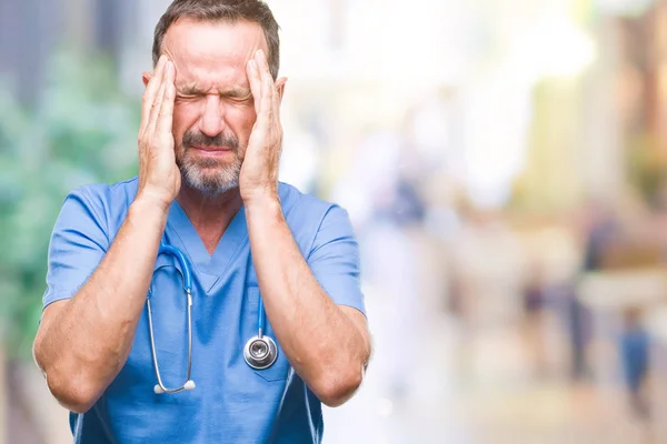 中年老人 穿着医疗制服 在孤立的背景下 手在头部疼痛的头部 因为压力 患偏头痛 — 图库照片