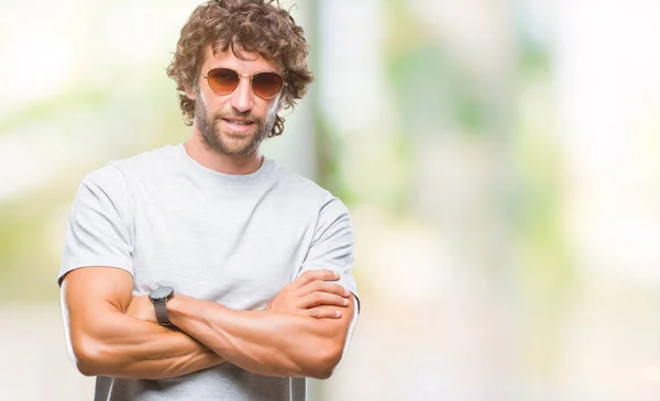 Beau Modèle Hispanique Homme Portant Des Lunettes Soleil Sur Fond — Photo