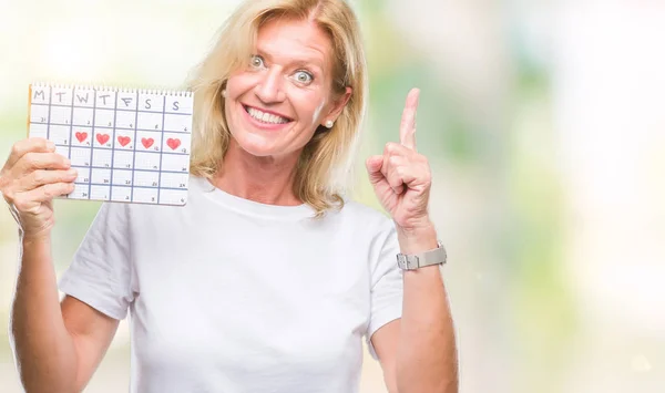 Mulher Loira Meia Idade Segurando Calendário Menstruação Ver Fundo Isolado — Fotografia de Stock