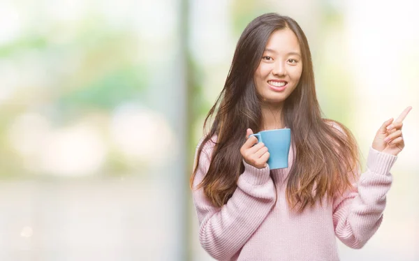 Młoda Kobieta Azjatyckich Picia Kawy Białym Tle Bardzo Szczęśliwy Wskazując — Zdjęcie stockowe