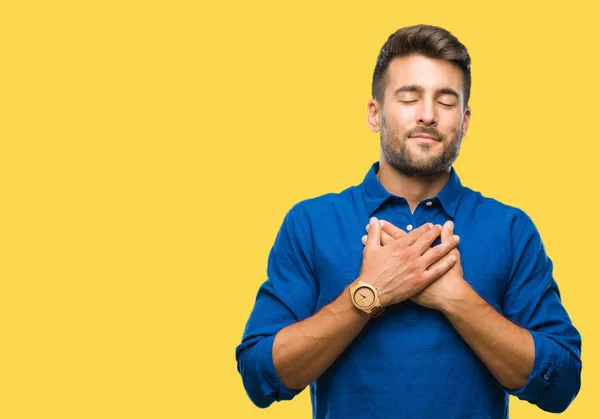 Homem Bonito Jovem Sobre Fundo Isolado Sorrindo Com Mãos Peito — Fotografia de Stock