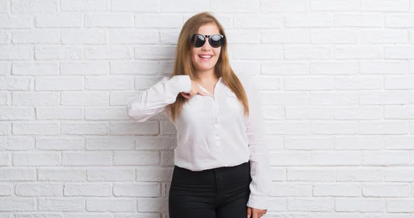 Young Adult Business Woman Standing White Brick Wall Wearing Sunglasses — Stock Photo, Image