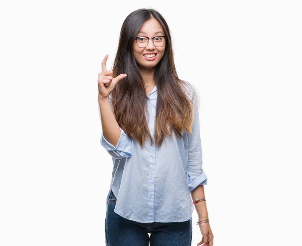 Junge Asiatische Geschäftsfrau Mit Brille Vor Isoliertem Hintergrund Lächelnd Und — Stockfoto