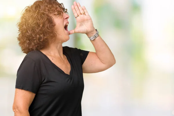 叫ぶと 口の中に手の側に大声で叫んで分離の背景に美しい中央エイガー年配の女性 通信の概念 — ストック写真