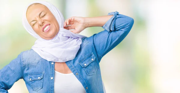 Mulher Árabe Oriental Meia Idade Vestindo Hijab Árabe Sobre Fundo — Fotografia de Stock