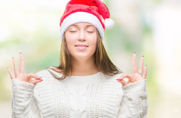 孤立した背景の上身に着けているクリスマスの帽子を若い白人美女リラックスして瞑想の指ジェスチャーをやって閉じた目と笑顔します ヨガの概念 — ストック写真