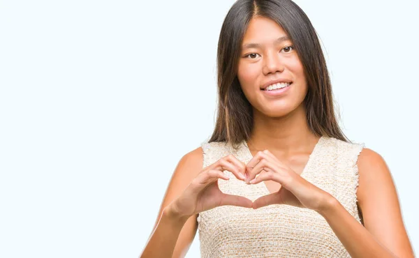 Junge Asiatin Mit Isoliertem Hintergrund Die Verliebt Lächelt Und Herzsymbol — Stockfoto