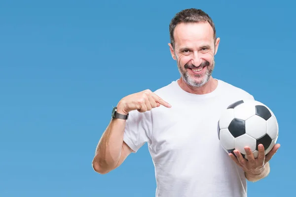 中年白髪年配の男性自身に驚き顔ポインティング指で孤立した背景にサッカー サッカー ボールを保持 — ストック写真