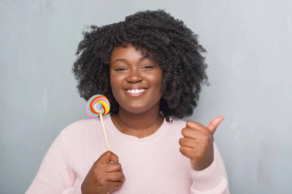 Genç Afro Amerikan Kadın Işaret Başparmak Kadar Mutlu Yüz Gülümseyen — Stok fotoğraf