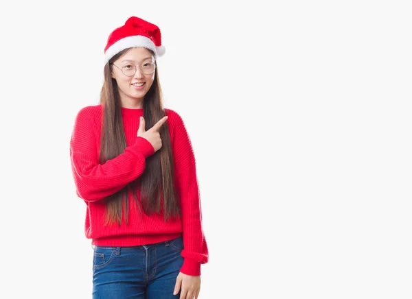 Jovem Chinesa Sobre Fundo Isolado Usando Chapéu Natal Alegre Com — Fotografia de Stock