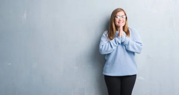 Jonge Volwassen Vrouw Grijs Grunge Muur Bril Bidden Met Handen — Stockfoto