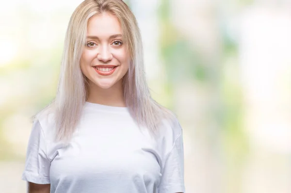 Mulher Loira Jovem Sobre Fundo Isolado Com Sorriso Feliz Legal — Fotografia de Stock