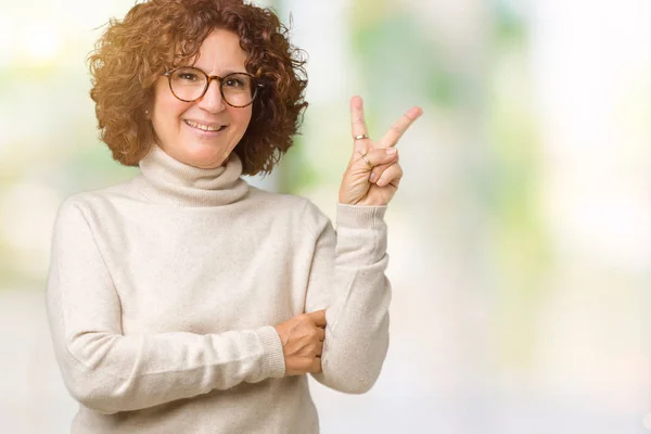 Die Schöne Seniorin Mittleren Alters Trägt Rollkragenpullover Und Brille Vor — Stockfoto