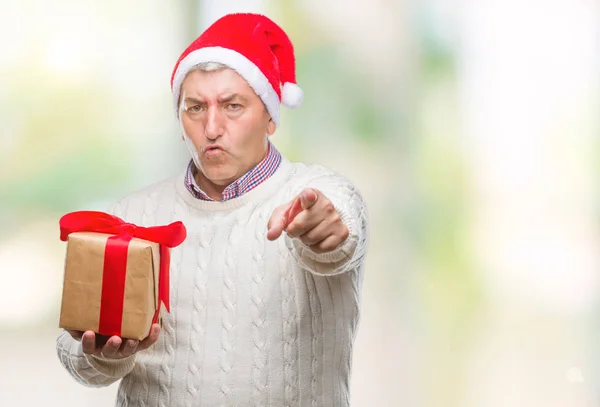 Bonito Homem Sênior Vestindo Chapéu Natal Segurando Presente Sobre Fundo — Fotografia de Stock