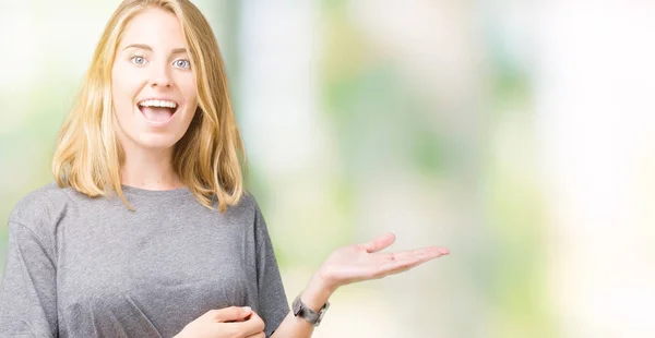 Hermosa Mujer Joven Con Una Camiseta Informal Gran Tamaño Sobre —  Fotos de Stock