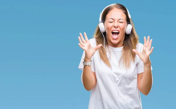 Mujer Hispana Mediana Edad Escuchando Música Usando Auriculares Sobre Fondo —  Fotos de Stock