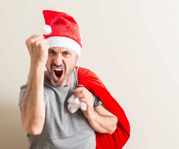 Starší Muž Nosí Vánoční Čepice Santa Claus Naštvaný Frustrovaný Křičí — Stock fotografie
