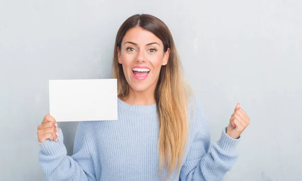 Joven Mujer Adulta Sobre Pared Gris Grunge Sosteniendo Tarjeta Blanco —  Fotos de Stock