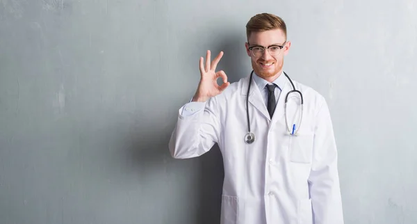 Jovem Médico Ruivo Homem Sobre Parede Grunge Cinza Fazendo Sinal — Fotografia de Stock