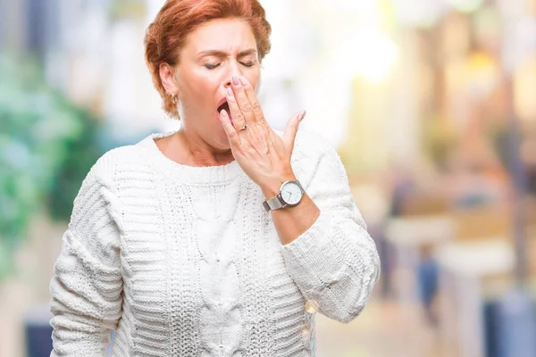 Die Attraktive Ältere Kaukasische Rothaarige Trägt Winterpullover Über Isoliertem Hintergrund — Stockfoto