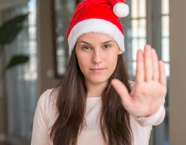Mooie Jonge Vrouw Met Kerstman Hoed Thuis Doen Stop Zingen — Stockfoto