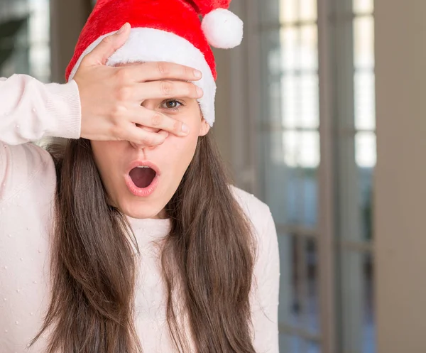 Mulher Bonita Usando Chapéu Papai Noel Casa Espreitando Choque Cobrindo — Fotografia de Stock
