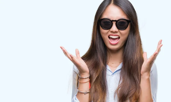 Mujer Asiática Joven Con Gafas Sol Sobre Fondo Aislado Celebrando —  Fotos de Stock