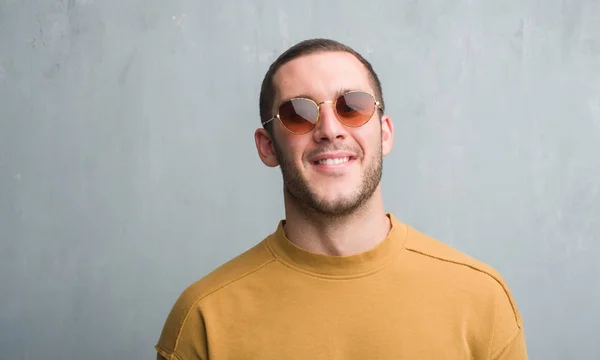 Young Caucasian Man Grey Grunge Wall Wearing Sunglasses Happy Face — Stock Photo, Image