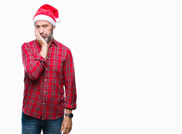 疲れていて 組んだ腕のうつ病問題にうんざりして孤立した背景を考えての上クリスマスの帽子を着て中年白髪年配の男性 — ストック写真