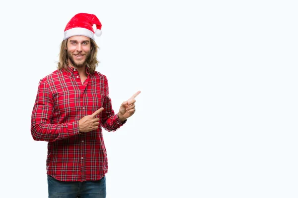 Ung Vacker Man Med Långt Hår Bär Jultomten Hatt Över — Stockfoto