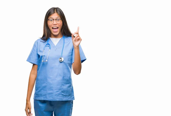 若いアジア医師女性分離背景成功したアイデアと指を上向きにします 終了したと満足しています ナンバーワン — ストック写真