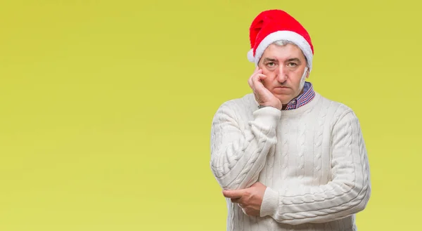 Hombre Mayor Guapo Con Sombrero Navidad Sobre Fondo Aislado Pensando — Foto de Stock