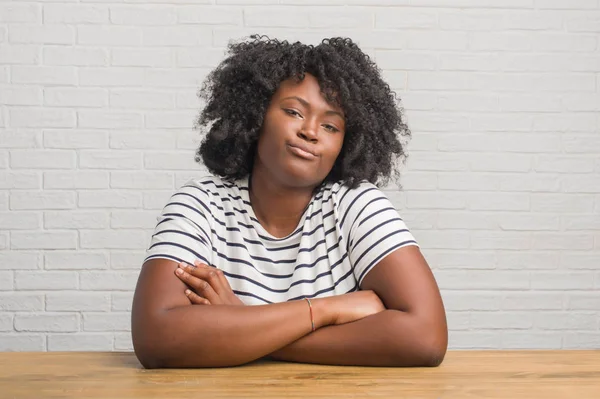 Unga Afroamerikanska Kvinnan Sitter Bord Hemma Skeptiker Och Nervös Ogillande — Stockfoto