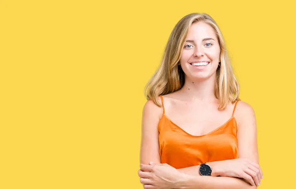 Piękna Młoda Kobieta Pomarańczowy Koszulkę Białym Tle Szczęśliwy Twarz Uśmiechający — Zdjęcie stockowe